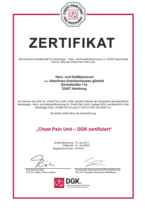 Zertifikat mit Siegel, Logo und Unterschriften der Deutschen Gesellschaft für Kardiologie für die Chest Pain Unit im Albertinen Herz- und Gefäßzentrum am Albertinen Krankenhaus in Hamburg mit Gültigkeit bis 14.07.2029