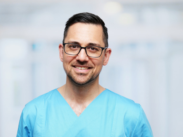 Portraitfoto Dr. Ammar Moubayed, Leiter Sektion für Angiologie in der Klinik für Gefäß- und endovaskuläre Chirurgie im Albertinen Herz- und Gefäßzentrum am Standort Albertinen Krankenhaus Portraitfoto Dr. Ammar Moubayed, Leiter Sektion für Angiologie in der Klinik für Gefäß- und endovaskuläre Chirurgie im Albertinen Herz- und Gefäßzentrum am Standort Albertinen Krankenhaus