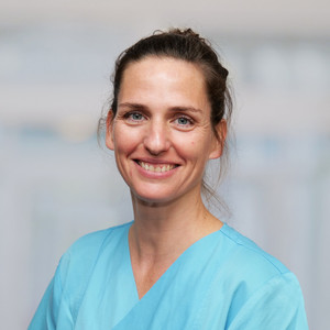 Portraitfoto Dr. Annette Hennigs, Leitende Ärztin Infektiologie im Albertinen Krankenhaus in Hamburg