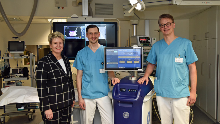 Dr. Sabine Pfeifer, Geschäftsführerin der Albertinen-Stiftung, Priv.-Doz. Dr. Benjamin Schäffer, Ärztlicher Leiter Elektrophysiologie, und Prof. Dr. Karsten Sydow, Chefarzt Klinik für Kardiologie im Albertinen Krankenhaus Dr. Sabine Pfeifer, Geschäftsführerin der Albertinen-Stiftung, Priv.-Doz. Dr. Benjamin Schäffer, Ärztlicher Leiter Elektrophysiologie, und Prof. Dr. Karsten Sydow, Chefarzt Klinik für Kardiologie im Albertinen Krankenhaus