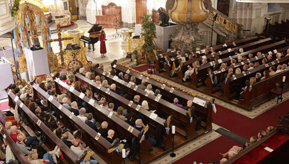 Blick von oben auf die vollbesetzten Kirchenbänke im Kirchensaal beim 10. Herzbrücke-Benefizkonzert im Hamburger „Michel“ der Albertinen-Stiftung.
