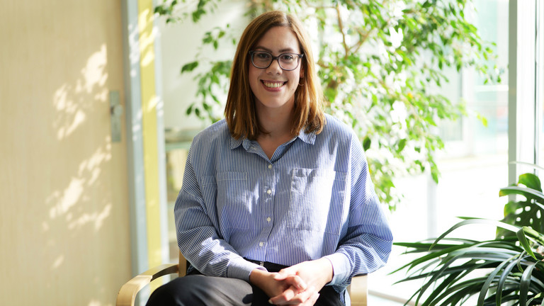 Martina Tamm, psychologische Psychotherapeutin in der Klinik für Psychiatrie und Psychotherapie des Albertinen Krankenhauses, sitzt in einem hellen Innenraum mit Pflanzen. Sie sprach im Podcast „Hamburger Klinikhelden“ über Psychokardiologie und das Zusammenspiel von Herz und Psyche. Martina Tamm, psychologische Psychotherapeutin in der Klinik für Psychiatrie und Psychotherapie des Albertinen Krankenhauses, sitzt in einem hellen Innenraum mit Pflanzen. Sie sprach im Podcast „Hamburger Klinikhelden“ über Psychokardiologie und das Zusammenspiel von Herz und Psyche.