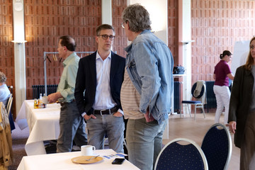 Priv.-Doz. Dr. med. Johannes Kluwe, Chefarzt Allgemeine Innere Medizin und Gastroenterologie, unterhält sich mit einem Kollegen bei der Fachveranstaltung 11. Amalie Tag der Hausärztinnen und Hausärzte im Evangelischen Amalie Sieveking Krankenhaus in Hamburg-Volksdorf.
