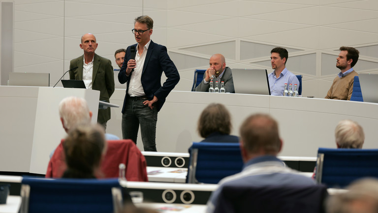 Prof. Dr. med. Karsten Sydow, Chairman Albertinen Herz- und Gefäßzentrum, spricht zum Publikum im Großen Sitzungssaal beim 3. Norderstedter Herz- und Gefäßtag im Rathaus Norderstedt. Prof. Dr. med. Karsten Sydow, Chairman Albertinen Herz- und Gefäßzentrum, spricht zum Publikum im Großen Sitzungssaal beim 3. Norderstedter Herz- und Gefäßtag im Rathaus Norderstedt.