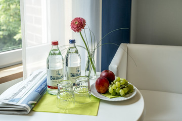 Sitzecke, Zeitung, Wasser, Obst, Lounge, Wahlleistungsstation, Albertinen Krankenhaus, Albertinen Herz- und Gefäßzentrum, Standort Hamburg-Schnelsen