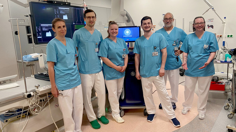 Kardiologie-Team der Amalie mit Dr. Matthias Gasthaus, PD Dr. Benjamin Schäffer und Dr. Iris Wilke bei der Einführung der Pulsed Field Ablation zur schonenden Behandlung von Vorhofflimmern.