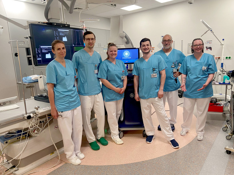 Kardiologie-Team der Amalie mit Dr. Matthias Gasthaus, PD Dr. Benjamin Schäffer und Dr. Iris Wilke bei der Einführung der Pulsed Field Ablation zur schonenden Behandlung von Vorhofflimmern.