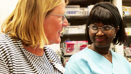 Maike Sellentin, Pflegedirektorin im Evangelischen Amalie Sieveking Krankenhaus, unterhält sich in einem Stationszimmer mit einer Pflegekraft in blauer Funktionskleidung am Internationalen Tag der Pflegenden.