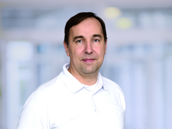 Porträt Julian Witt, Leitender Arzt Department für die perkutane Behandlung struktureller Herzerkrankungen - Albertinen International Porträt Julian Witt, Leitender Arzt Department für die perkutane Behandlung struktureller Herzerkrankungen - Albertinen International
