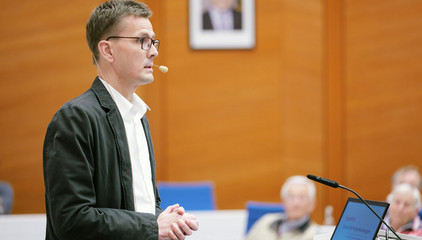 Dr. Fabian Paul, Facharzt für Innere Medizin und Hausarzt in Harksheide, bei seinem Vortrag im Großen Sitzungssaal beim 3. Norderstedter Herz- und Gefäßtag im Rathaus Norderstedt. Dr. Fabian Paul, Facharzt für Innere Medizin und Hausarzt in Harksheide, bei seinem Vortrag im Großen Sitzungssaal beim 3. Norderstedter Herz- und Gefäßtag im Rathaus Norderstedt.
