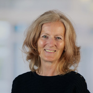 Portraitfoto Martina Suck, Chefarztsekretariat Kardiologie Albertinen Herz und Gefäßzentrum Standort Hamburg-Volksdorf sowie Allgemeine Innere Medizin & Gastroenterologie im Evangelischen Amalie Sieveking Krankenhaus in Hamburg.
