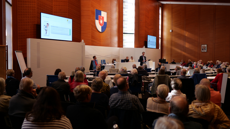 Blick in den Saal und auf Podium im Großen Plenarsaal Rathaus Norderstedt, Norderstedter Herz- und Gefäßtag, Informationsveranstaltung Herzerkrankungen Hamburg und Umgebung, Albertinen Krankenhaus, Herz- und Gefäßzentrum Blick in den Saal und auf Podium im Großen Plenarsaal Rathaus Norderstedt beim Norderstedter Herz- und Gefäßtag