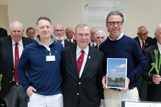 Reinhard Gülden bedankt sich nach erfolgreicher Herz-OP im Albertinen Krankenhaus bei Chefarzt Prof. Dr. Thorsten Hanke und Oberarzt Dr. Stanislav Tsvelodub
