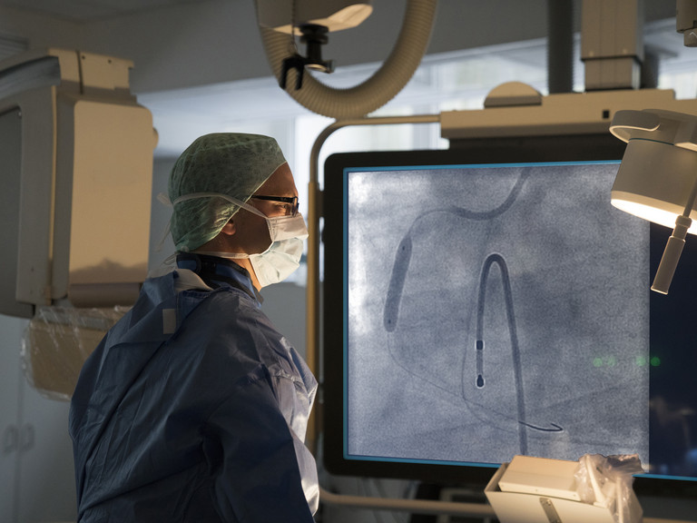 Prof. Dr. med. Karsten Sydow, Chefarzt Kardiologie am Albertinen Krankenhaus Berlin und Chairman des Albertinen Herz- und Gefäßzentrums, vor einem Monitor im Herzkatheterlabor