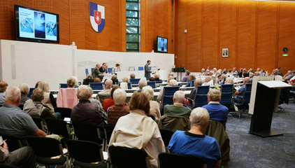 Zahlreiche Zuhörende im Großen Sitzungssaal beim 3. Norderstedter Herz- und Gefäßtag im Rathaus Norderstedt. Zahlreiche Zuhörende im Großen Sitzungssaal beim 3. Norderstedter Herz- und Gefäßtag im Rathaus Norderstedt.