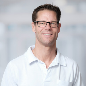 Portrait Lars Kock, Chefarzt der Klinik für Gefäß- und endovaskuläre Chirurgie, Albertinen Herz- und Gefäßzentrum, Zentrale Notfall- und Akutmedizin, Albertinen Krankenhaus, Hamburg-Schnelsen