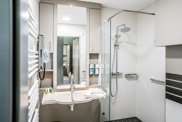 Badezimmer, Duschbad,  Wahlleistungsstation, Albertinen Krankenhaus, Albertinen Herz- und Gefäßzentrum, Standort Hamburg-Schnelsen
