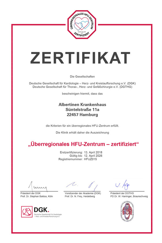 Zertifikat mit Text, Logo und Unterschriften der DGK und DGTHG für das Albertinen Krankenhaus Herz- und Gefäßzentrum als Überregionales HFU-Zentrum mit Gültigkeit von 13.04.2018 bis 12.04.2026 Zertifikat mit Text, Logo und Unterschriften der DGK und DGTHG für das Albertinen Krankenhaus Herz- und Gefäßzentrum als Überregionales HFU-Zentrum mit Gültigkeit von 13.04.2018 bis 12.04.2026
