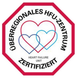 Sechseckiges Logo mit rotem Rahmen, drei Herzgrafiken und dem Text "Überregionales HFU-Zentrum - Zertifiziert" zum Zertifikat der DGK und DGTHG für das Albertinen Krankenhaus Herz- und Gefäßzentrum