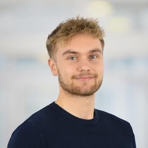 Porträt Tom Herzog, Case Manager Innere Medizin - Kardiologie, Entlassmanagement und Sozialdienst, Amalie Sieveking Krankenhaus, Hamburg