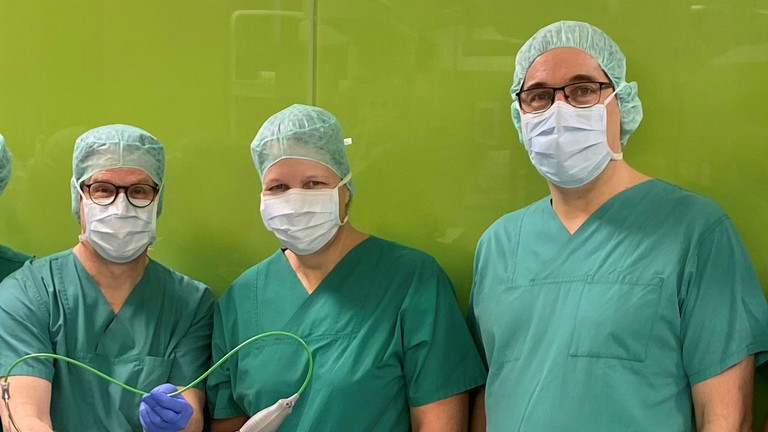 Nach erfolgreichem Eingriff: Dr. Jan Stripling, Gast Kathleen Stenersen, Julian Witt (von links), Pressemitteilung, Fruchtbarer Austausch für eine optimale Patientenversorgung, Immanuel Albertinen Diakonie, Albertinen Krankenhaus, Hamburg-Schnelsen Nach erfolgreichem Eingriff: Dr. Jan Stripling, Gast Kathleen Stenersen, Julian Witt (von links), Pressemitteilung, Fruchtbarer Austausch für eine optimale Patientenversorgung, Immanuel Albertinen Diakonie, Albertinen Krankenhaus, Hamburg-Schnelsen